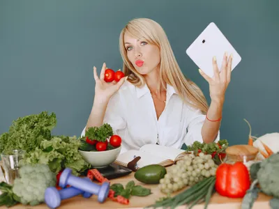 Femeie cu legume și fructe proaspete - Foto: Pexels (cu rol ilustrativ)