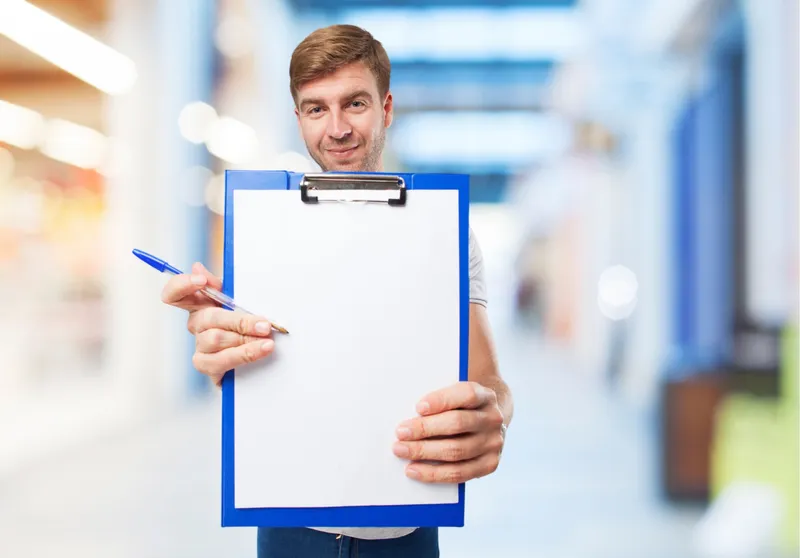 Bărbat cu listă de verificare - Foto: Magnific.com (Imagine cu rol ilustrativ)