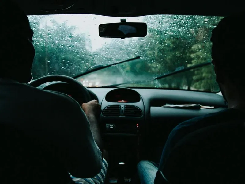 Mergi pe autostradă legal, cu 130 km/h, plouă și nu ești atent la semne? Poți lua și 3300 lei amendă - Foto: pexels.com/Matheus Bertelli - Imagine cu rol ilustrativ