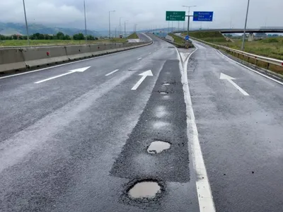 Gropi și surpări cotinue, pe Autostrada A10 Sebeș-Turda - Foto: DRDP Cluj