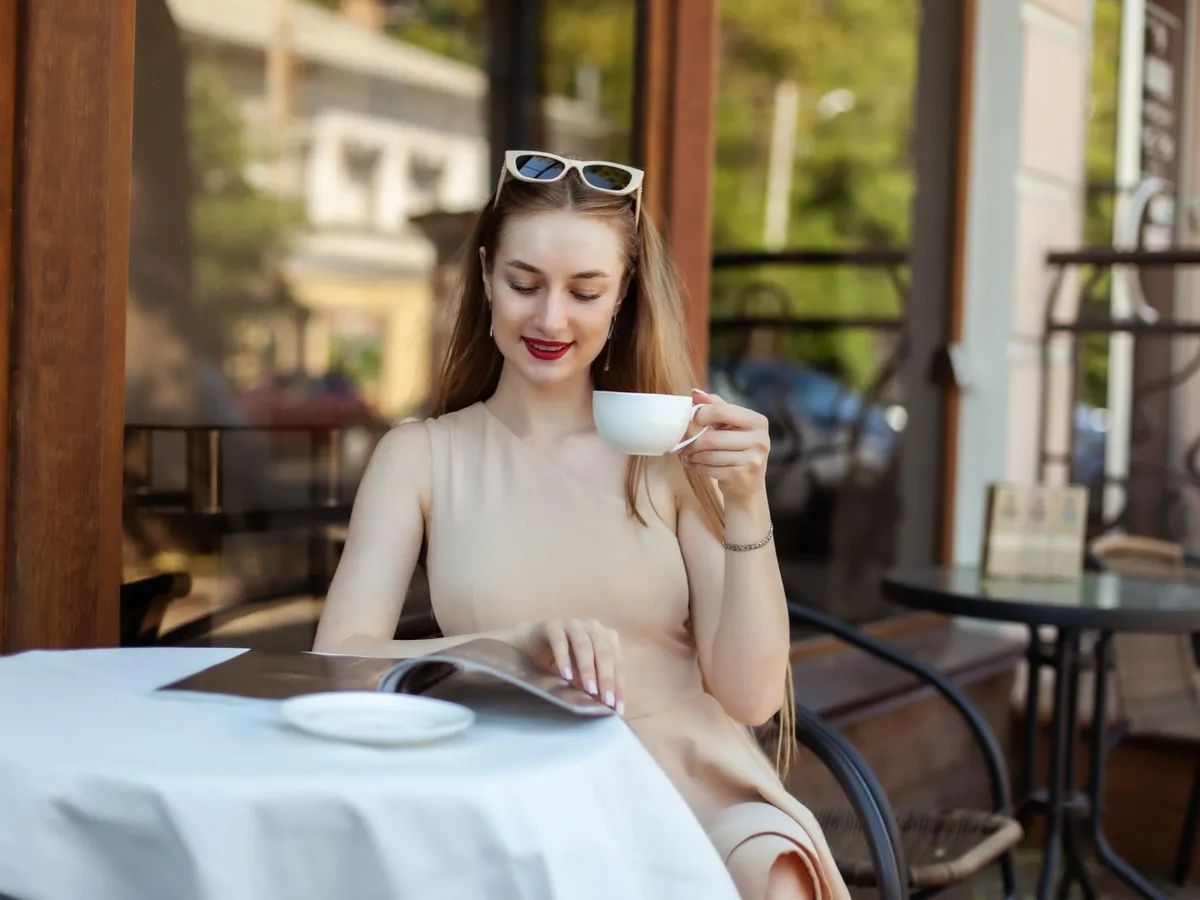 Femeie la cafenea - Foto: Freepik (Imagine cu rol ilustrativ)