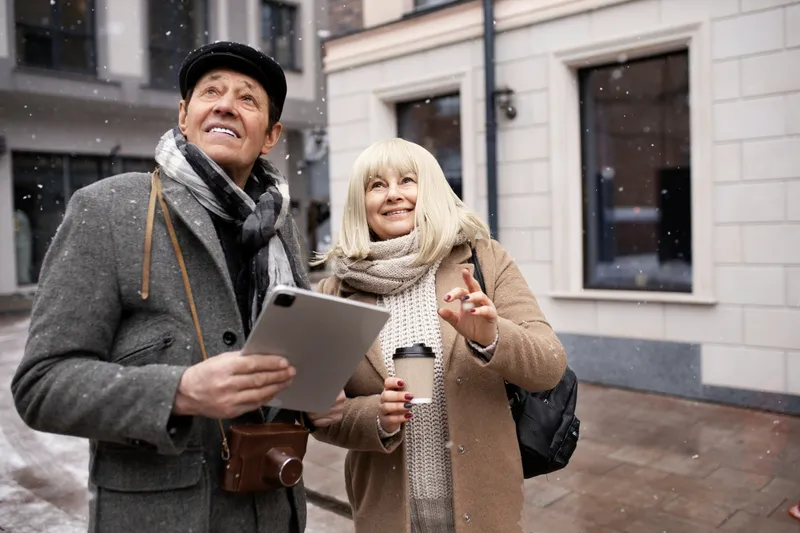 Pensionari la pensie prin oraș - Foto: Freepik