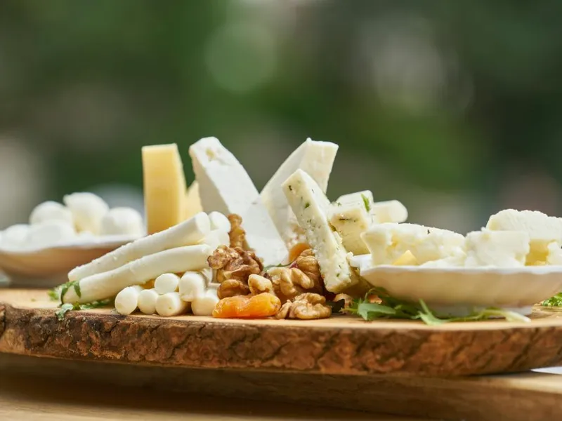 Platou de lemn cu brânzeturi asortate - Foto: Pexels/Engin Akyurt