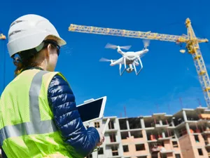 Românii care stau la curte vor fi monitorizați cu drone și sateliți. Ce nu au voie să facă? - Foto: Arhiva