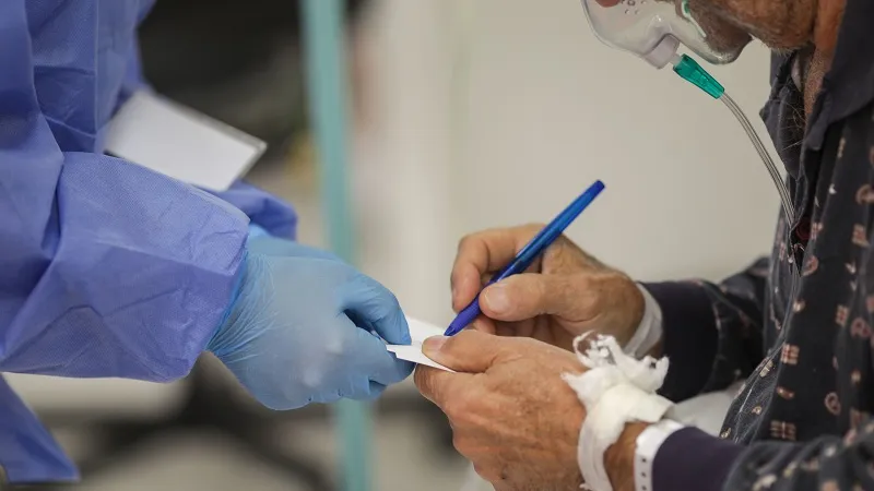 Pacient în spital conectat la oxigen. Sursa: Inquam Photos - Octav Ganea