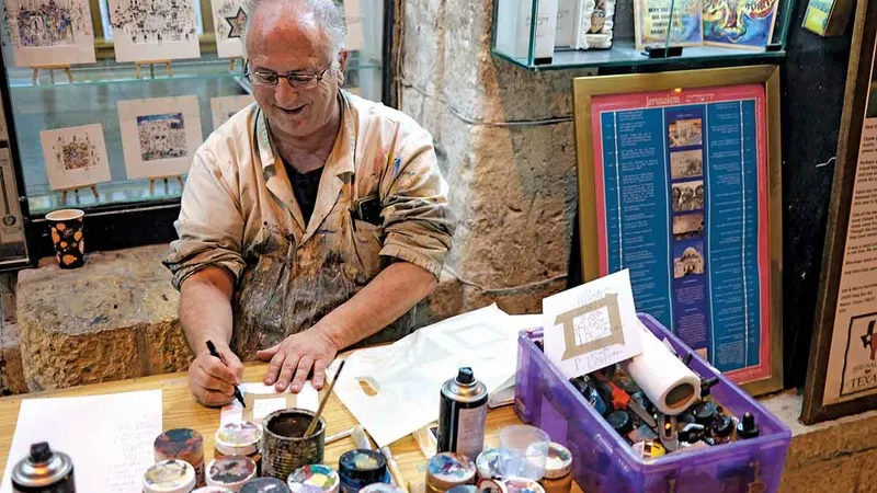 Pictorul Udi Merioz este încântat de liniște și continuă să lucreze la galeria sa din Orașul Vechi