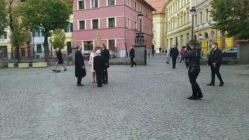 Klaus Iohannis și Carmen Iohannis, sosind la Catedrala Evanghelică din Sibiu. Captură foto Facebook Știri de Sibiu