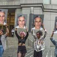 Oamenii  au ieșit în stradă în apărarea  victimelor sexuale ale lui Jeffrey Epstein - Foto: GETTY IMAGES