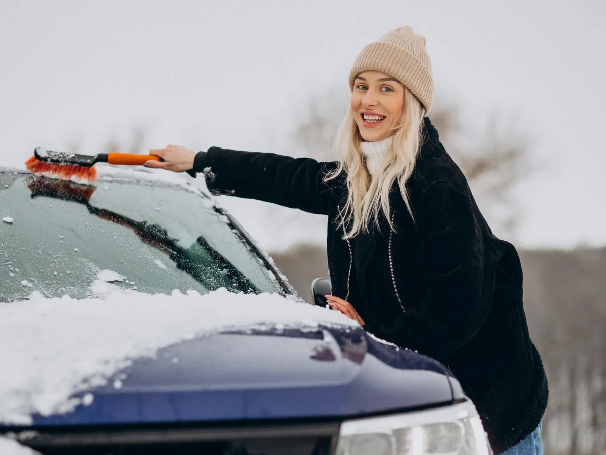 Ce amendă iei, dacă mergi cu mașina acoperită cu zăpadă? Încă o sancțiune dacă  nu se văd numerele - Foto: Freepik (Imagine cu rol ilustrativ)