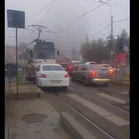 O șoferiță s-a întâlnit cu tramvaiul pe contrasens în București. S-a dus să-l certe pe vatman - Foto: captură video