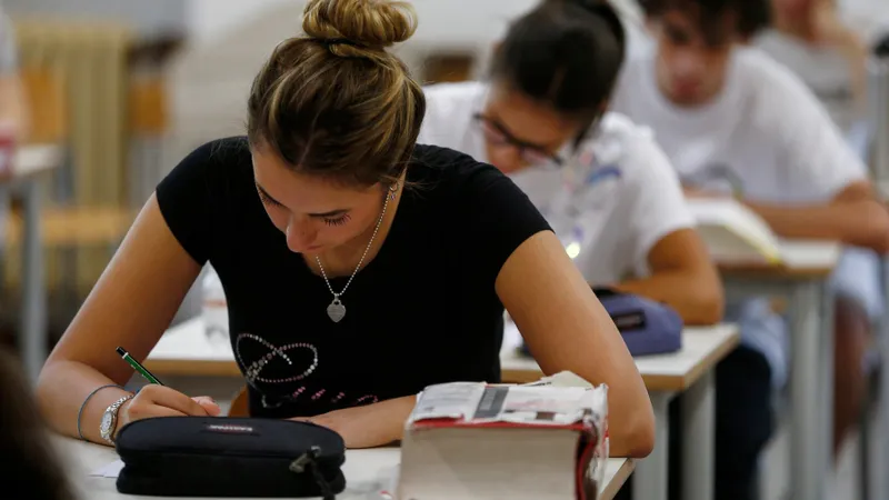 Licee unde elevii de mate-fizică au luat 2 la matematică. Cei de la filologie, 3 la română la BAC / Profimedia