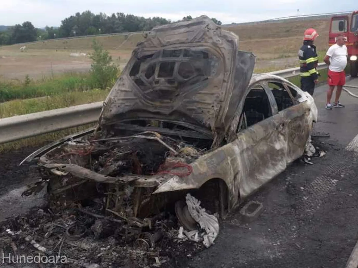 FOTO Mașină făcută „scrum” pe autostrada A1 Deva-Sibiu. Pasagerii s-au salvat în ultimul moment/FOTO: ISU Hunedoara
