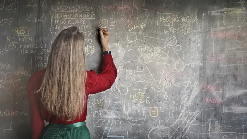 Profesoară la clasă - Foto: Pexels / Andrea Piacquadio