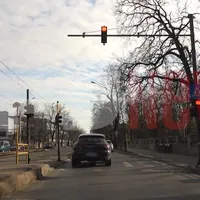 Ginerele lui Adriean Videanu trece cu Porsche-ul pe roșu și depășește pe linia de tramvai. / Foto: captură video