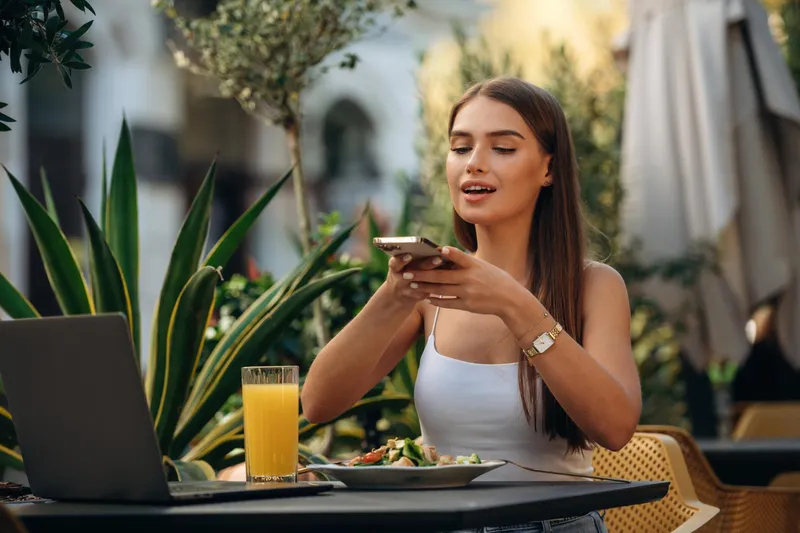 O t&acirc;nără este afară, &icirc;n restaurant - Foto: Magnific.com (Imagine cu rol ilustrativ)