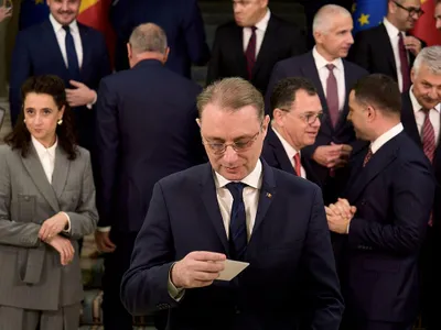 Prim-ministrul Luca Niculescu, în faţa membrilor cabinetului său - Foto: Profimedia Images