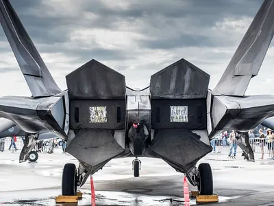 Avion de vânătoare F-22 Raptor - Foto: WallpaperFlare/CC0