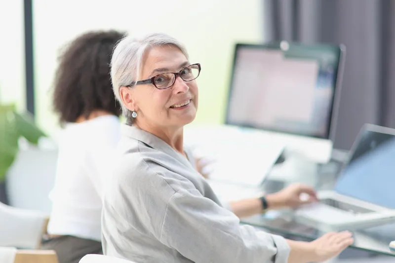 Pensionară la birou - Foto: Freepik