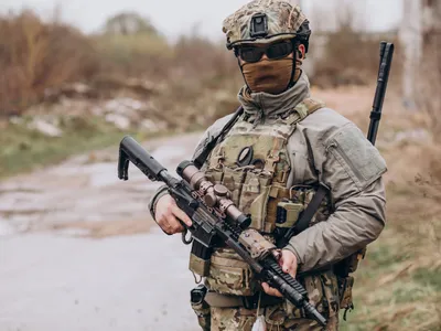 Bărbat îmbrăcat în militar cu arma în mâna - Foto: Freepik (rol ilustrativ)