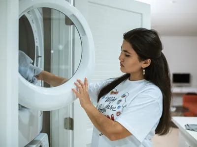 O femeie încarcă haine în o mașină de spălat modernă - Foto: Pexels (Imagine cu rol ilustrativ)