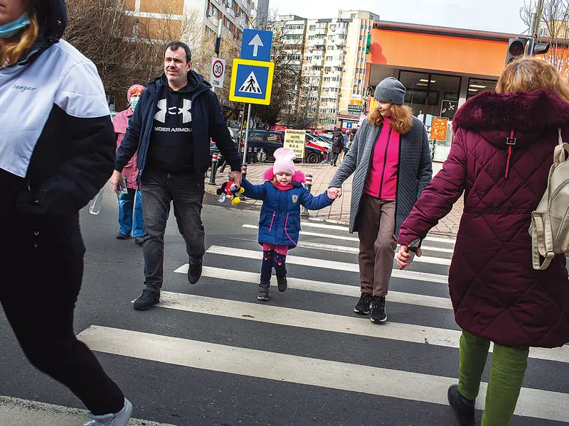 Mihai Oprescu, și el tată de fete, împrună cu Emily și Anatsasiia în București.