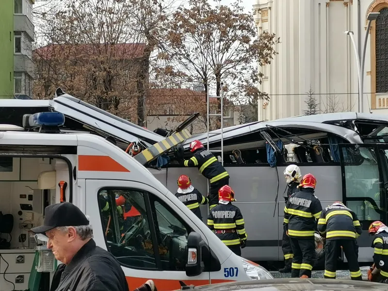 Un autocar, „decapotat” de limitatorul de înălțime al Pasajului Unirii. / Foto: Facebook