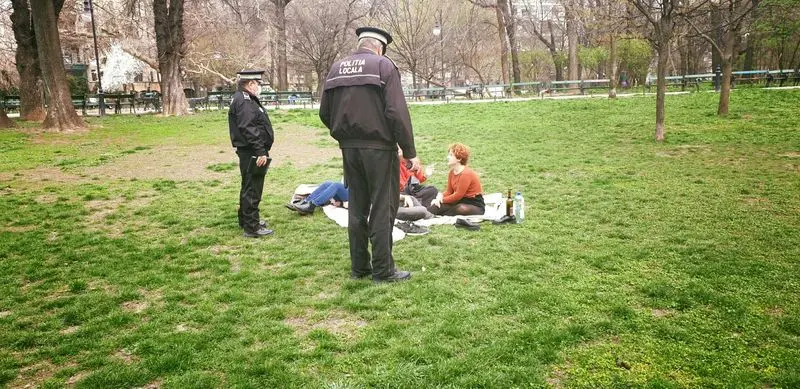 Imagine de sâmbătă, din parc, cu români la iarbă verde, deși autoritățile au recomandat izolarea la domiciliu. Foto: Poliția Română Facebook