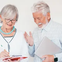 Cum primesc pensionarii ajutorul de 400 lei la pensie în aprilie? Card sau prin poștă? În ce zi Foto: Freepik (fotografie cu caracter ilustrativ)