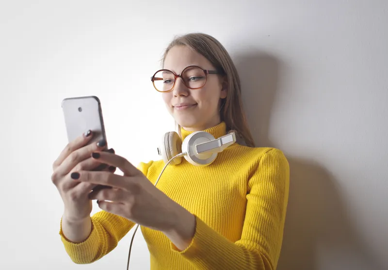 Fată cu telefon Foto: Pexels (imagine cu rol ilustrativ)