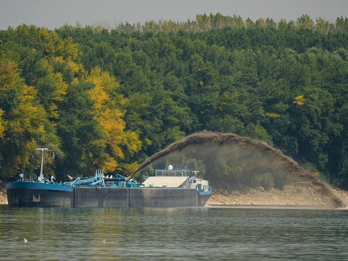 Barjele umplute cu rocă vor fi scufundate in Dunăre - Foto: Profimedia images