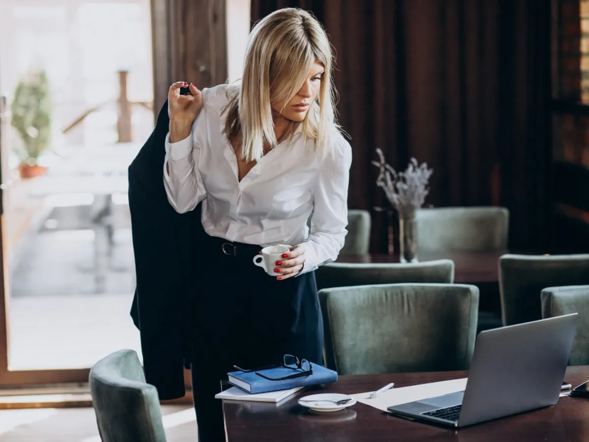 O geantă de lux a costat-o pe o tânără promovarea în companie. „Eram falită, a fost o decizie oribilă”