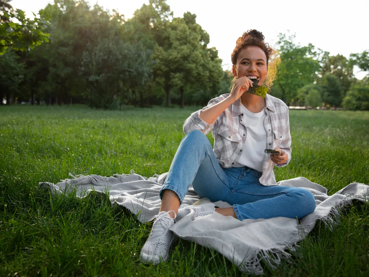 Femeie la picnic - Foto: Freepik (Imagine cu rol ilustrativ)