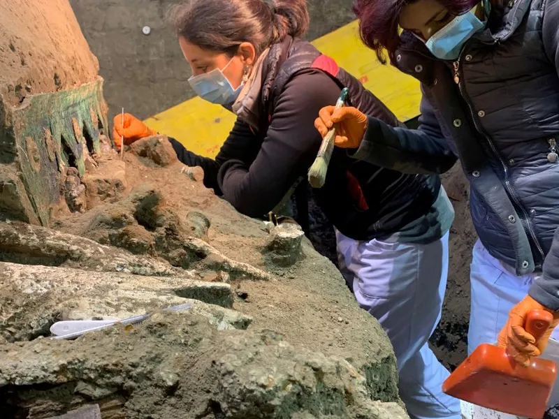 Arheologii au scos la iveală o trăsură ceremonială unică din perioada romană în timpul săpăturilor la o vilă situată la marginea oraşului Pompeii. / Foto: agerpres.ro