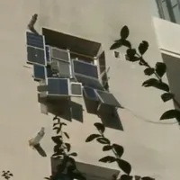Cum reduci factura la curent la bloc: Montezi panouri fotovoltaice la geam. / Foto: Digi24