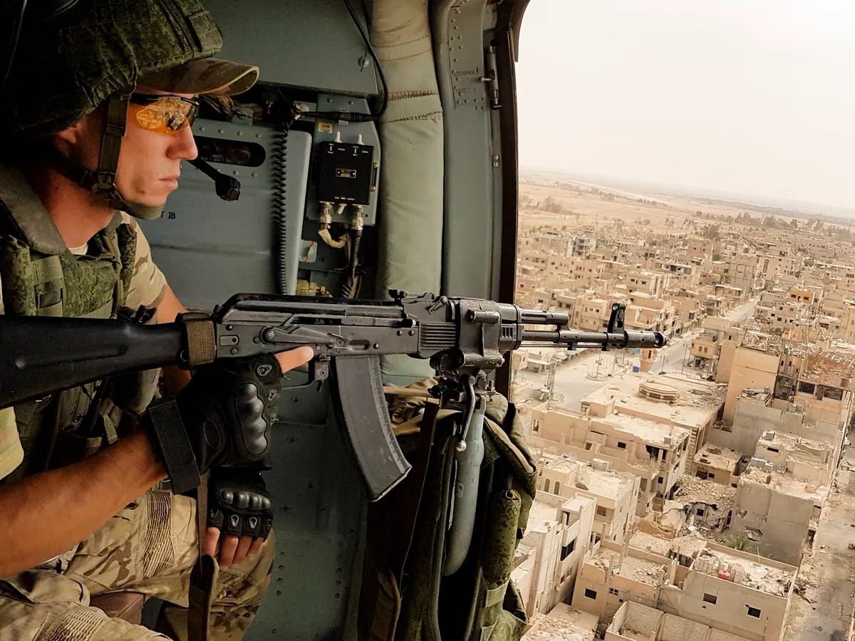 Soldați ruși într-un elicopter militar deasupra Palmirei, Siria - Foto: Profimedia Images