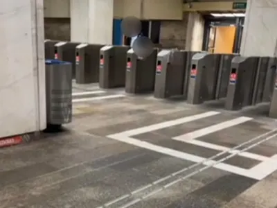 Incident violent la metrou: un paznic a fost lovit cu pumnul de un călător. Poliția s-a autosesizat după ce imaginile au ajuns online