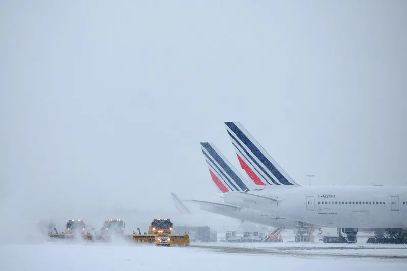 Pluguri de zăpadă eliber&acirc;nd pistele, azi, pe Aeroportul Orly, din Paris - Foto: Profimedia Images