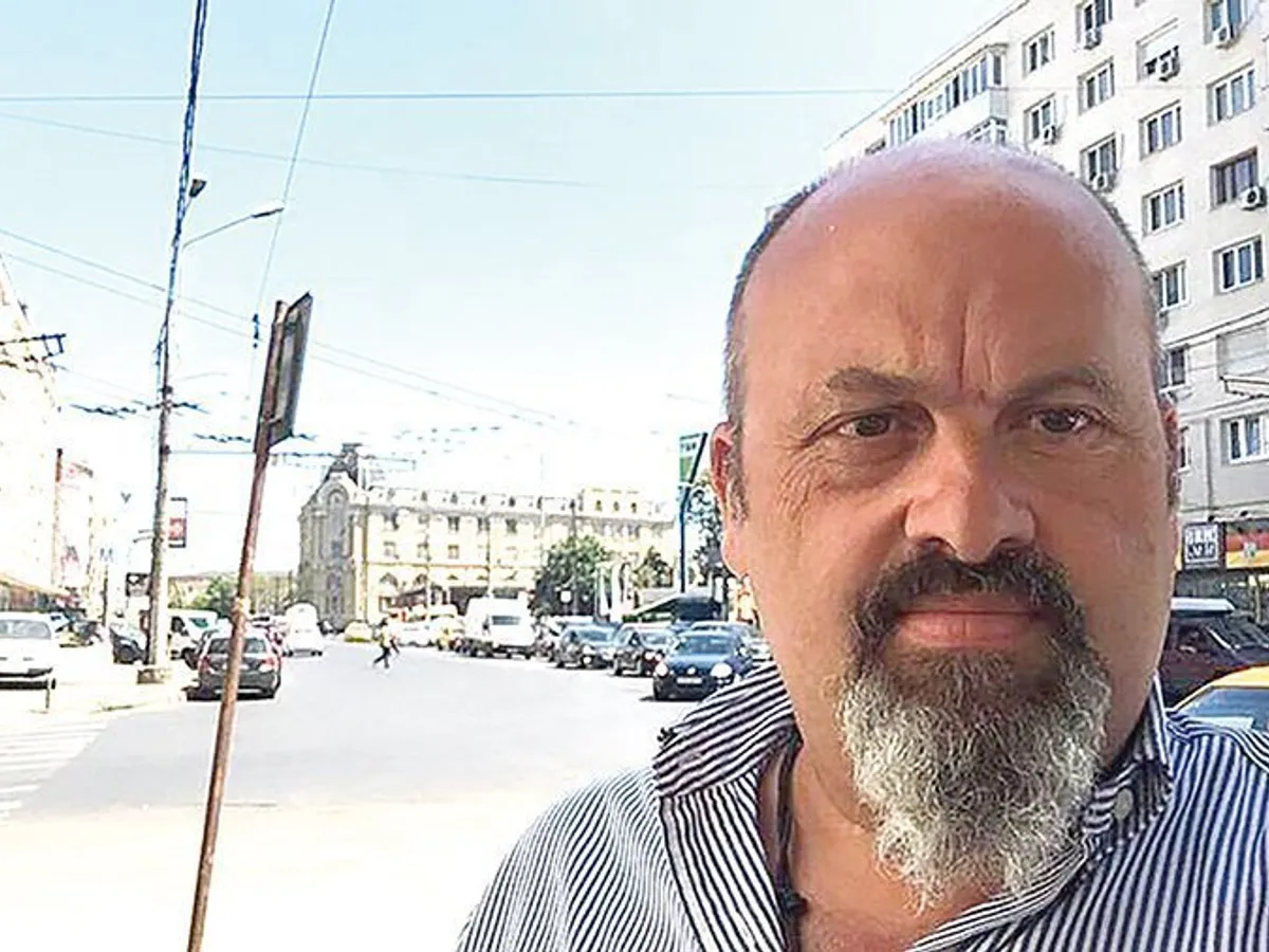 Paolo Gianlorenzo este un personaj care amestecă presa de șantaj cu afacerile și cu legăturile la nivel înalt