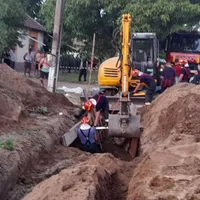 Mai mulți muncitori, acoperiţi de un mal de pământ care s-a prăbușit în zona Bibliotecii Naţionale. / Foto: realitatea.net