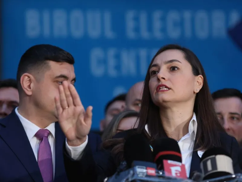 Ana Maria Gavrilă, însoţită de George Simion, îşi depune candidatura la Preşedinţie - Foto: INQUAM PHOTOS/George Călin