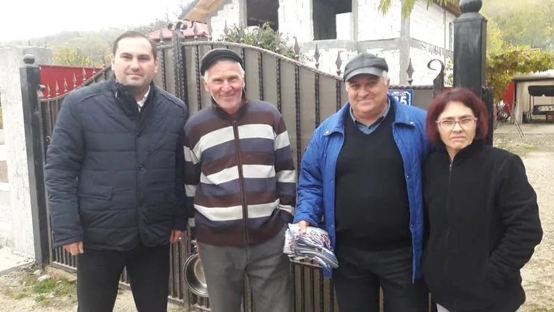 Emilian Dumitriu, primarul din Broșteni, Vrancea (primul din stânga)/FOTO: facebook.com