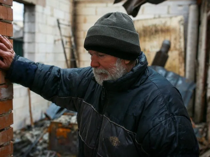 Un bătrân ucrainean povestește cum rușii i-au ucis ginerele și i-au aruncat casa în aer cu o grenadă/FOTO: bbc.com