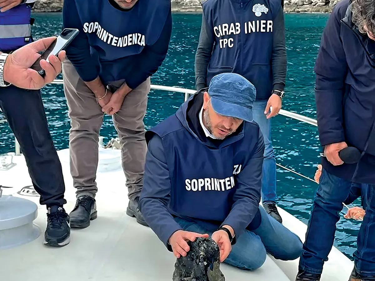 RECUPERATE Artefactele din obisidian descoperite în largul coastei Capri ar fi putut proveni de la o epavă sau de la o așezare preistorică scufundată