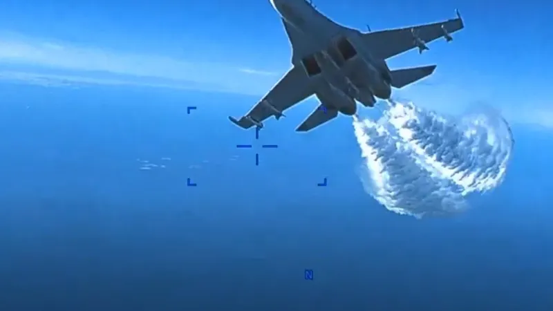 SU-27 rusesc cu câteva momente înainte de coliziunea cu o dronă americană - Foto: Profimedia Images