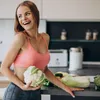 Femeie la bucătărie, pregătindu-se să gătească legume - Foto: Freepik/senivpetro