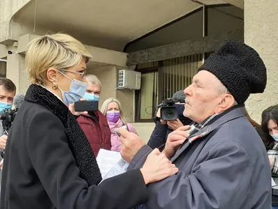 Un pensionar i-a oferit ministrului Muncii o ciocolată, în semn de recunoştinţă pentru că i-a ascultat problemele/FOTO: stiri.botosani.ro