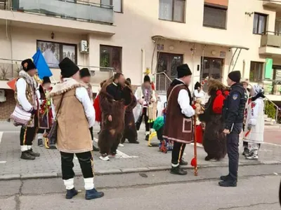 Colindătorii dintre blocuri, amendați de polițiști - Foto: Facebook/Poliția Locală Sector 6