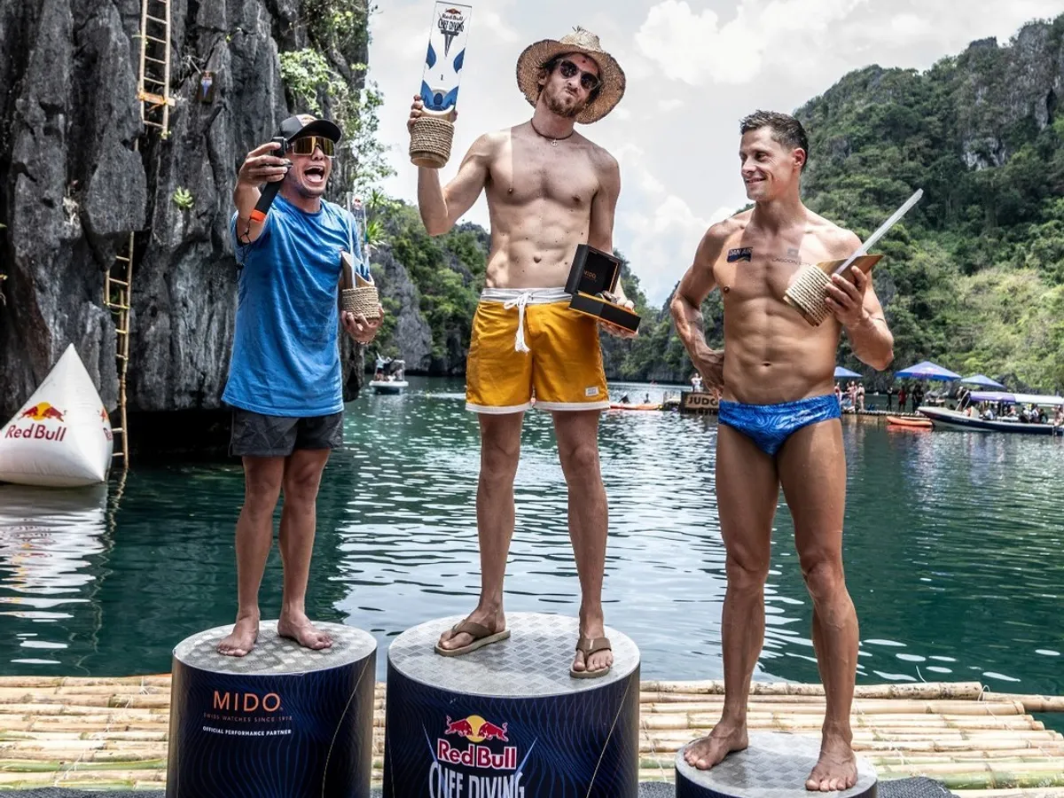 Săritorul român Constantin Popovici, pe podium în prima etapă a seriei mondiale Cliff Diving 2025 - Foto: Red Bull
