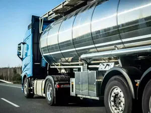 Cisternă cu gaz metan răsturnată pe un drum național. Sunt scurgeri pe carosabil, circulație oprită - Foto: Arhiva