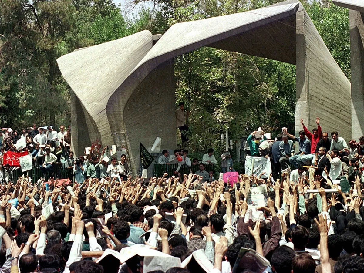 Studenții din Iran au reluat protestele împotriva regimului. Confruntări pe străzile Teheranului